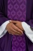 Fioletowy ornat z żakardowym pasem we wzór krzyża – detal symbolu
