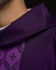 Fioletowy ornat z żakardowym pasem we wzór krzyża – wykończenie kołnierza
