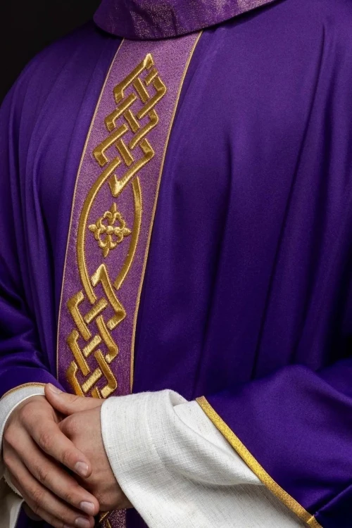 Haftowany ornat fioletowy z ozdobną taśmą – detal symbolu