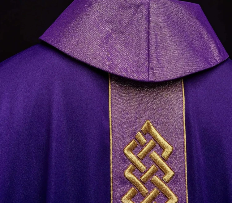 Haftowany ornat fioletowy z ozdobną taśmą – widok przodu