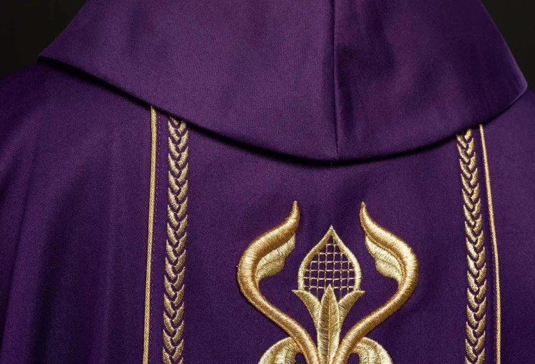 Ornat fioletowy haftowany z ozdobnym pasem – wykończenie kołnierza