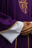 Ornat fioletowy lekki dzianinowy SACROLITE z haftowanym krzyżem – detal symbolu