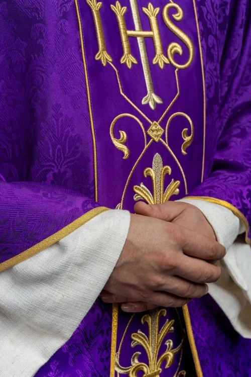 Ornat fioletowy z haftem IHS na ozdobnej tkaninie – wykończenie kołnierza