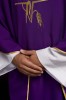 Ornat fioletowy z haftem krzyża i kłosów – detal symbolu