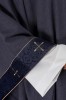 Ornat fioletowy z haftowanym pasem i kołnierzem zdobionym krzyżem – detal symbolu