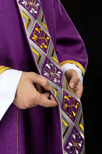 Ornat fioletowy z haftowanym pasem ozdobnym – pełny widok