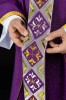 Ornat fioletowy z haftowanym pasem ozdobnym – detal symbolu