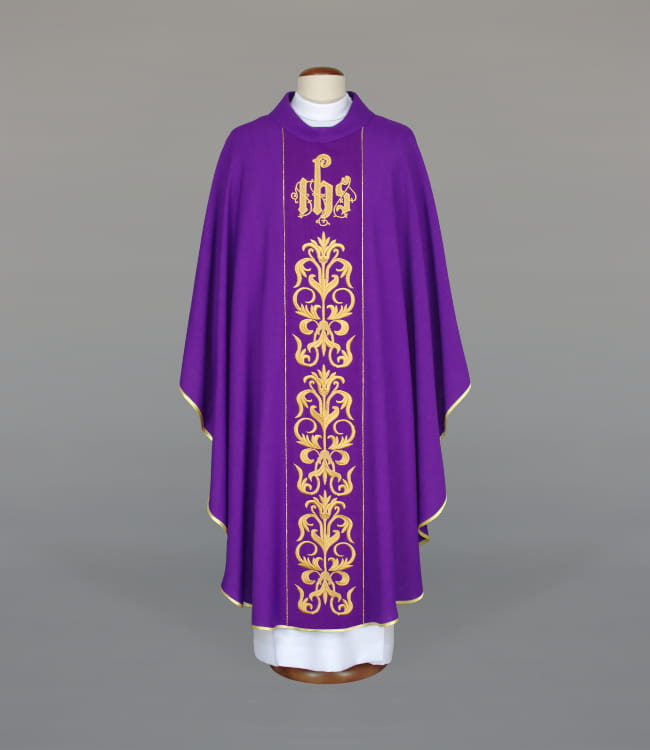 Ornat fioletowy zdobiony bogatym haftem