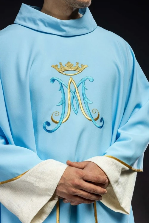 Niebieski ornat haftowany motywem maryjnym – zbliżenie haftu