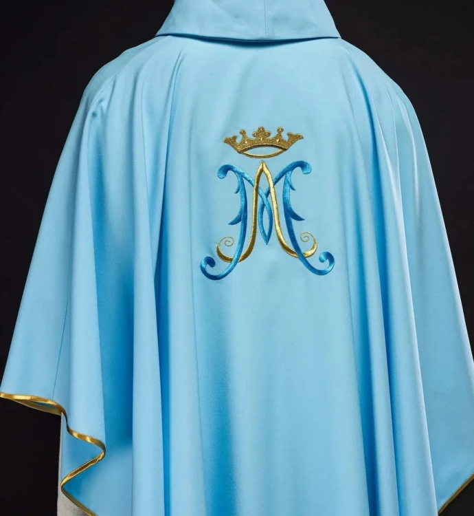 Niebieski ornat haftowany motywem maryjnym – wykończenie kołnierza