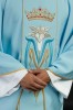 Ornat maryjny niebieski haftowany koroną – detal motywu maryjnego
