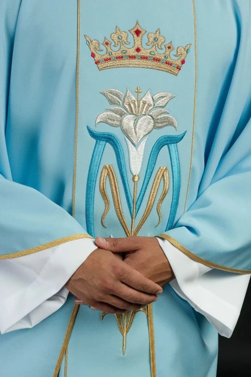 Ornat maryjny niebieski haftowany koroną – detal motywu maryjnego