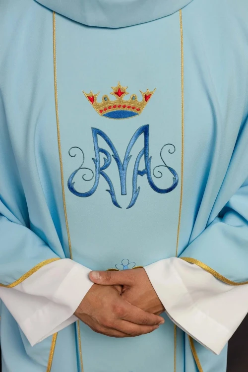 Ornat maryjny niebieski z pasem – zbliżenie haftu