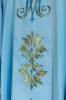 Ornat niebieski haftowany z motywem maryjnym – detal motywu maryjnego