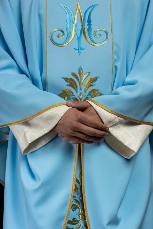 Ornat niebieski haftowany z motywem maryjnym – wykończenie kołnierza