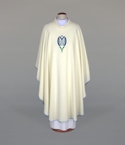 Ornat zdobiony haftem o symbolice maryjnej