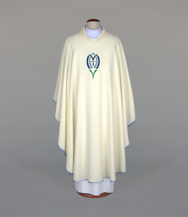 Ornat zdobiony haftem o symbolice maryjnej