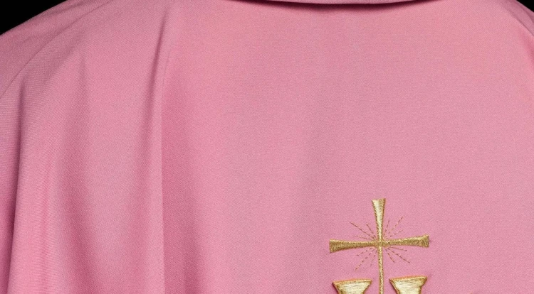 Ornat różowy haftowany z motywem IHS – wykończenie kołnierza