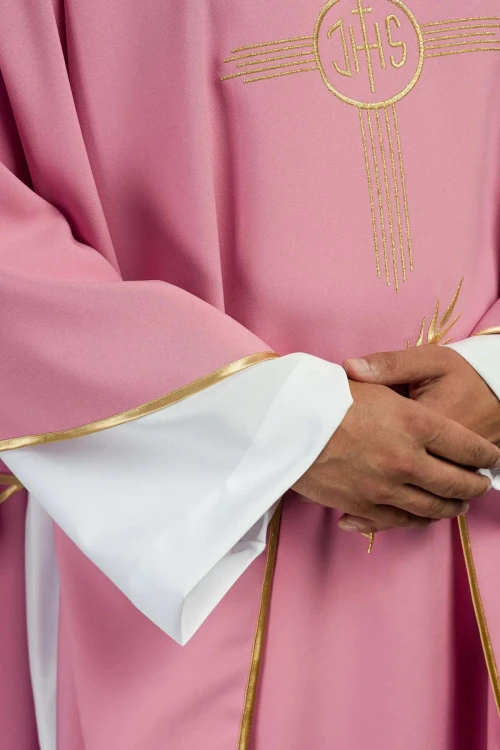 Ornat różowy z haftem w kolorze różowym i złotym – detal symbolu