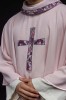Ornat różowy z haftowanym krzyżem – wariant III – detal symbolu