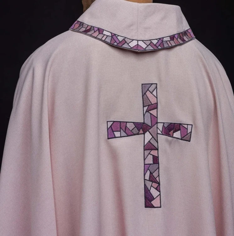 Ornat różowy z haftowanym krzyżem – wariant III – widok tyłu