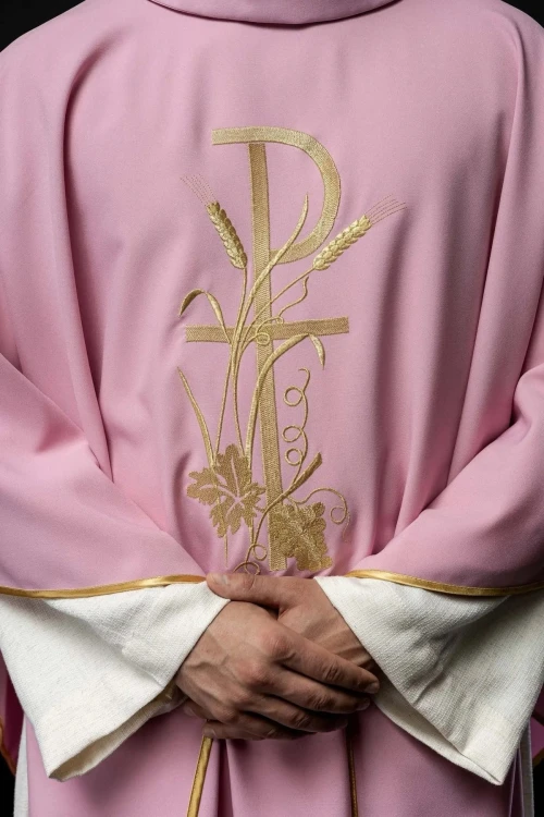 Różowy ornat ze złotym haftem krzyża – pełny widok