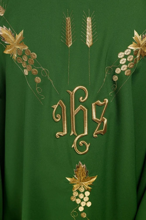 Ornat zielony haftowany z symbolem IHS i winogronami – detal symbolu
