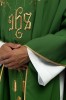 Ornat zielony haftowany z symbolem IHS i winogronami – wykończenie kołnierza