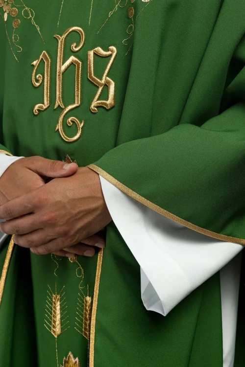 Ornat zielony haftowany z symbolem IHS i winogronami – wykończenie kołnierza