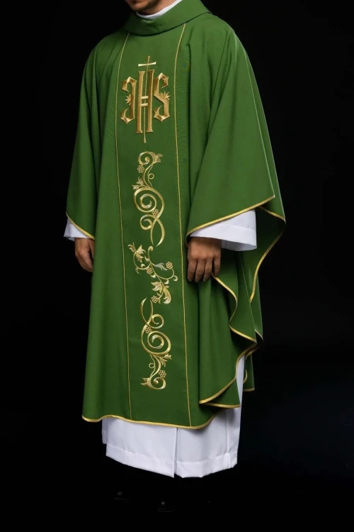 Ornat zielony z haftem IHS i szerokim pasem ozdobnym – detal tkaniny