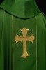 Ornat zielony z haftowanym krzyżem i motywem kłosów pszenicy – wykończenie kołnierza