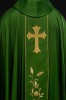 Ornat zielony z haftowanym krzyżem i motywem kłosów pszenicy – widok przodu