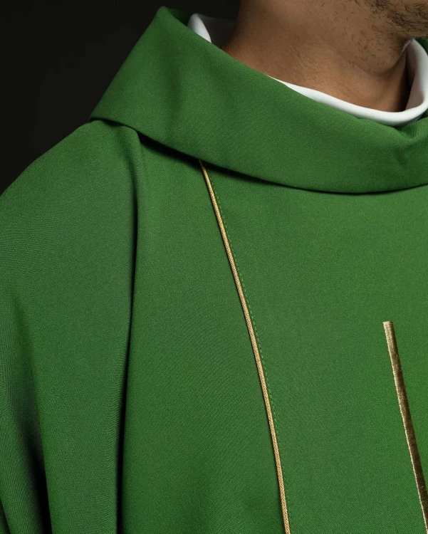 Zielony ornat haftowany motywami krzyża i kłosa – wykończenie kołnierza