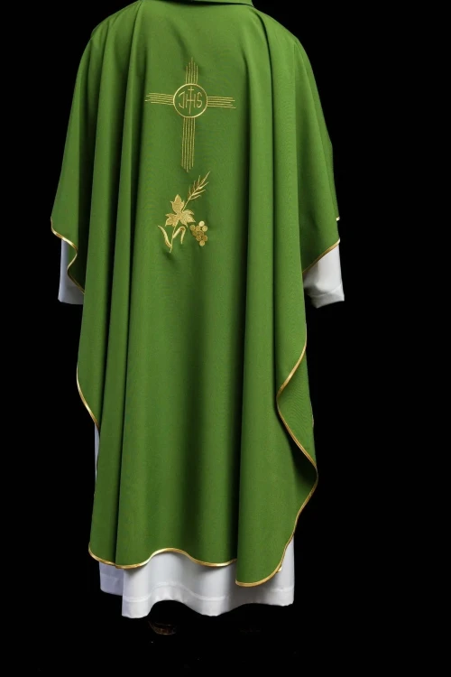 Zielony ornat liturgiczny haftowany motywem IHS – widok tyłu