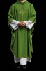 Zielony ornat liturgiczny haftowany motywem IHS – detal tkaniny