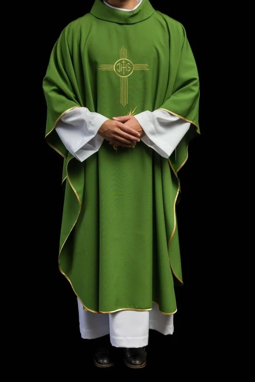Zielony ornat liturgiczny haftowany motywem IHS – detal tkaniny