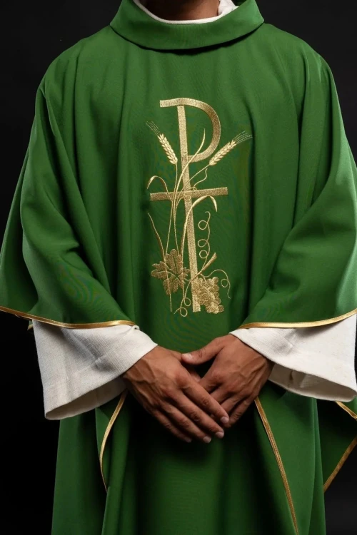 Zielony ornat z haftem złotego krzyża – widok przodu