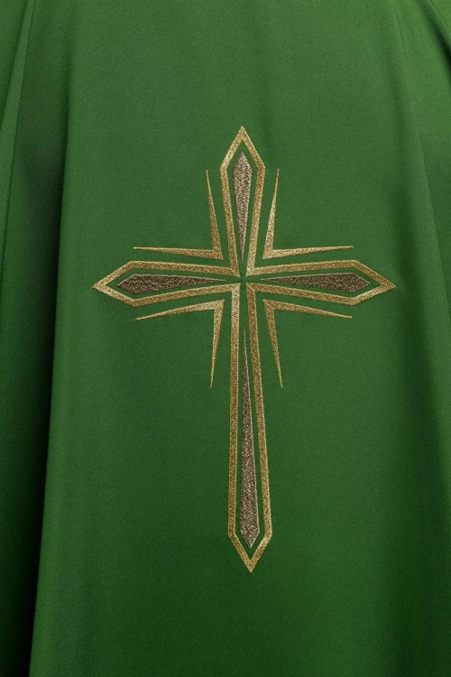 Zielony ornat z haftowanym krzyżem – widok przodu