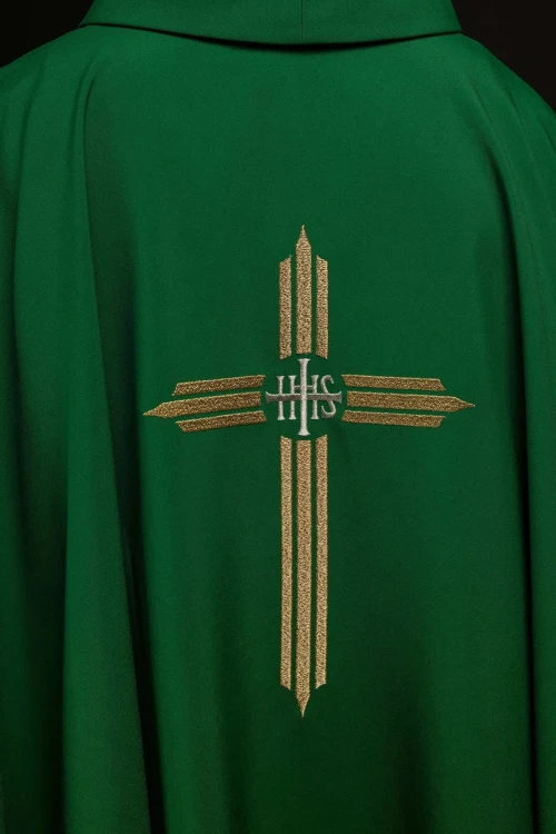 Zielony ornat z haftowanym krzyżem IHS – widok przodu