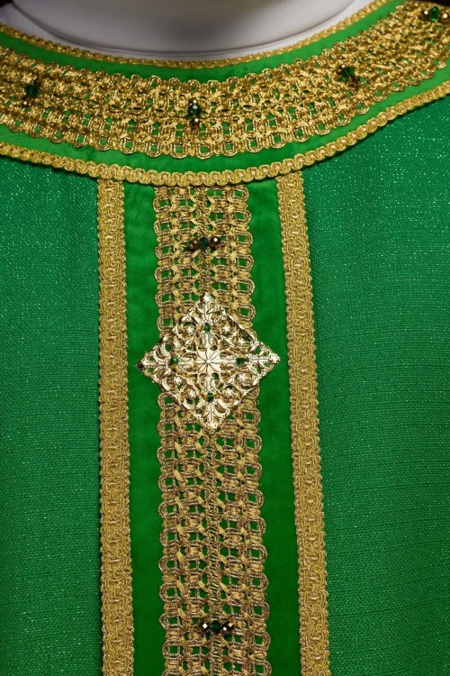 Ornat zielony ręcznie zdobiony z kamieniami naturalnymi – zbliżenie haftu