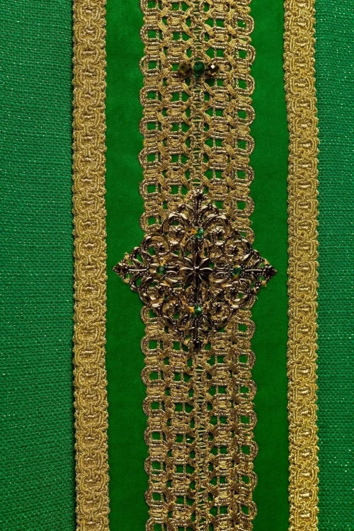 Ornat zielony ręcznie zdobiony z kamieniami naturalnymi – detal symbolu