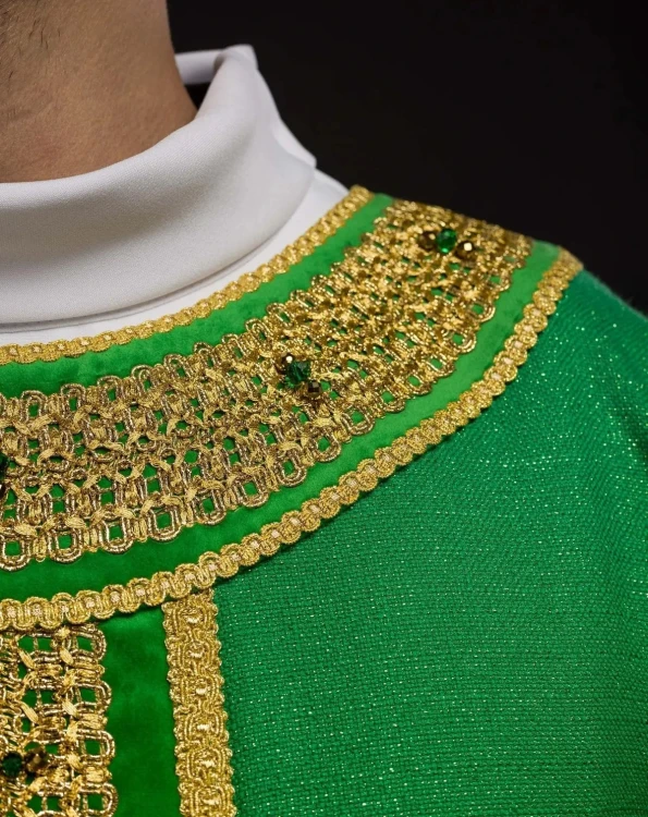 Ornat zielony ręcznie zdobiony z kamieniami naturalnymi – widok przodu