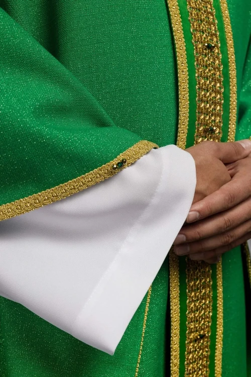 Ornat zielony ręcznie zdobiony z kamieniami naturalnymi – widok tyłu