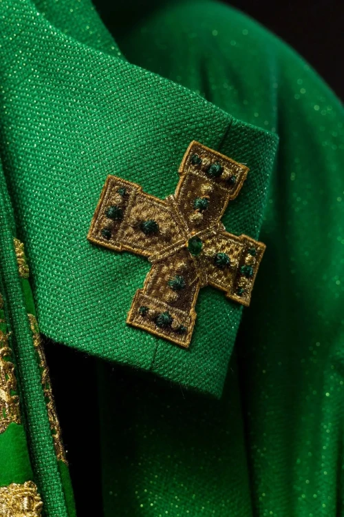 Ornat zielony ręcznie zdobiony z kamieniami naturalnymi – element zestawu