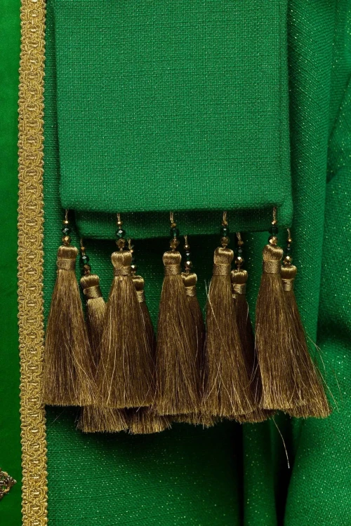 Ornat zielony ręcznie zdobiony z kamieniami naturalnymi – zbliżenie dekoracji