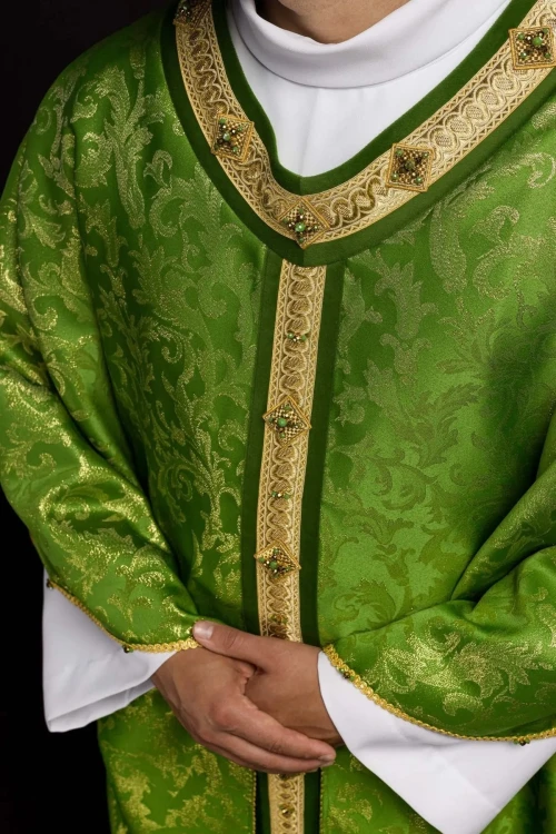 Ornat zielony ręcznie zdobiony z kamieniami naturalnymi – wariant II – zbliżenie haftu