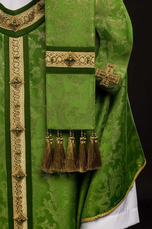 Ornat zielony ręcznie zdobiony z kamieniami naturalnymi – wariant II – widok tyłu