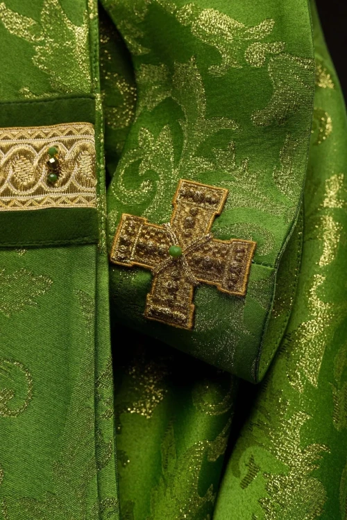 Ornat zielony ręcznie zdobiony z kamieniami naturalnymi – wariant II – układ na sylwetce