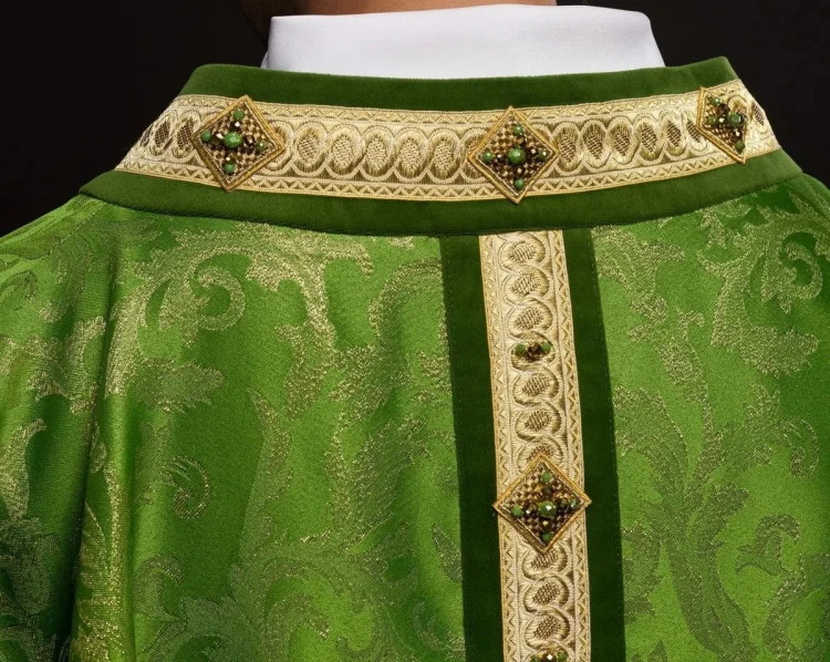 Ornat zielony ręcznie zdobiony z kamieniami naturalnymi – wariant II – zbliżenie dekoracji