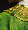 Ornat zielony ręcznie zdobiony z kamieniami naturalnymi – wariant III – widok przodu
